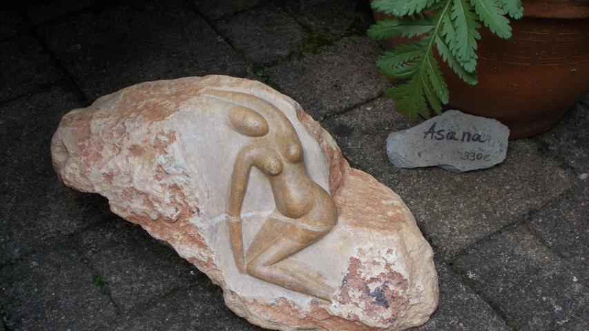 Claudia Stickel zaubert aus Speckstein glatte, runde, erotisch anmutende Körper-Formen. Claudia Stickel zaubert aus Speckstein glatte, runde, erotisch anmutende Körper-Formen.