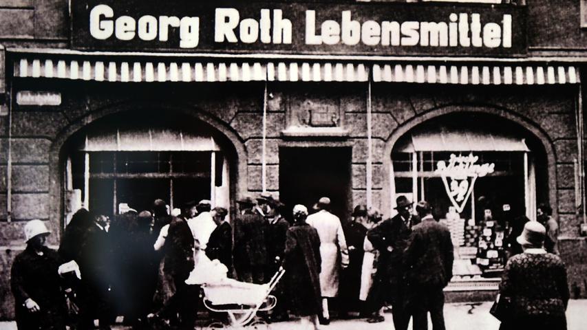 Die Angebote der Georg Roth Lebensmittelläden lockten schon immer viele Kundinnen und Kunden an. Oft bildeten sich Menschenschlangen vor den Eingangstüren.  