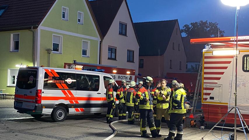 Brandstiftung? Mehrere Gebäude in Büchenbach abgebrannt - SEK sucht nach Eigentümer