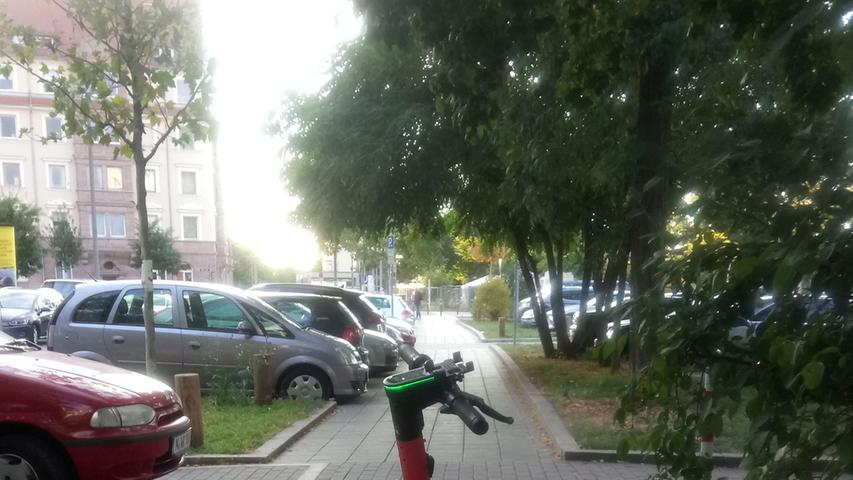 Immer wieder ein Ärgernis für Fußgänger sind die E-Scooter, die mitten auf den Wegen geparkt werden. Dieses Foto aus der Heimerichstraße hat Steffi Storch eingeschickt.