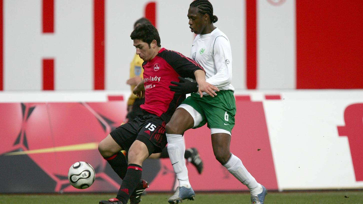 Für den Club im Zweikampf: Sezer Öztürk konnte sich gegen Pablo Thiam und den VfL Wolfsburg behaupten. 