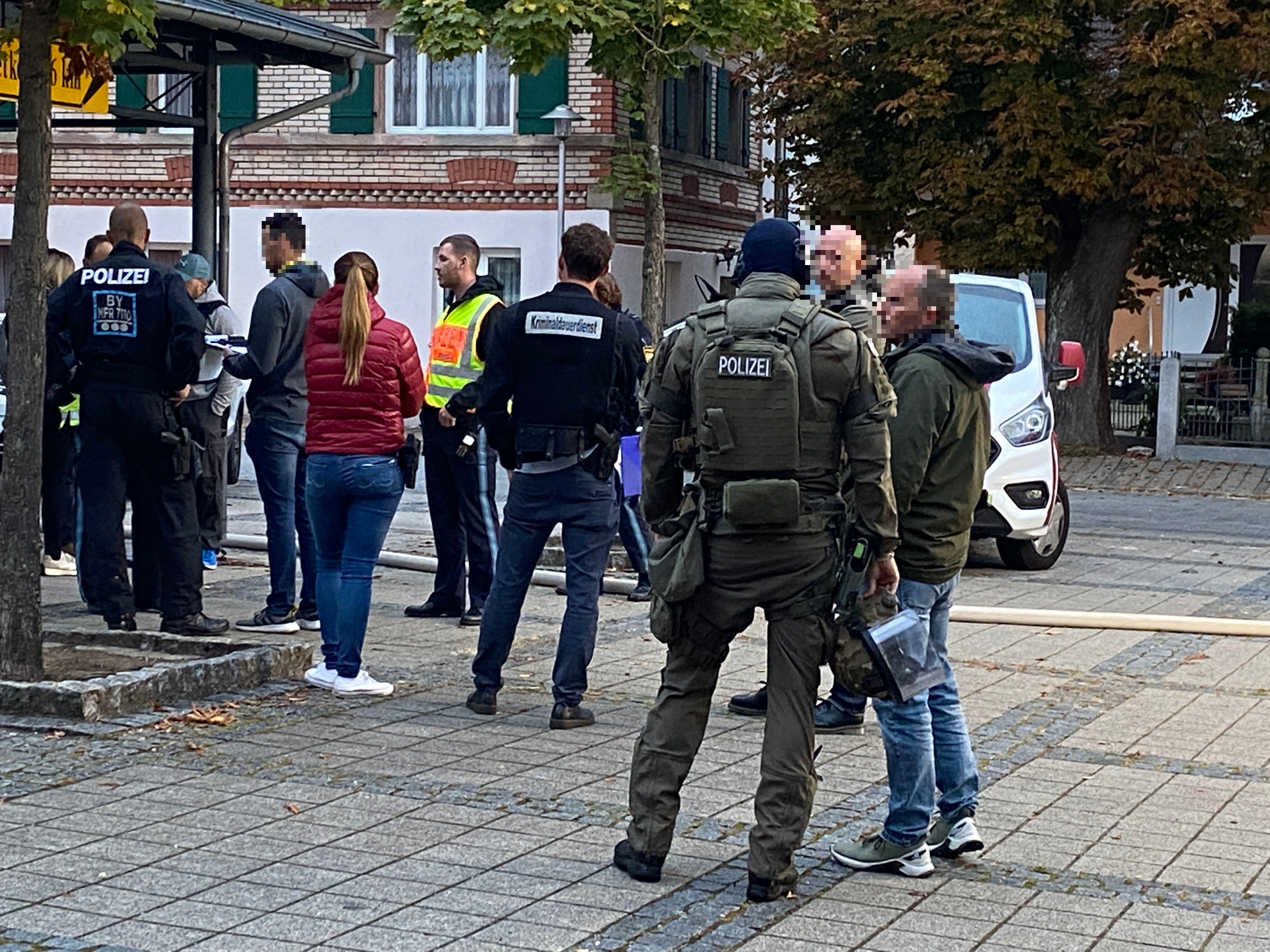 Brandermittler der Kriminalpolizei Schwabach und Beamte der Polizei Mittelfranken am Einsatzort.