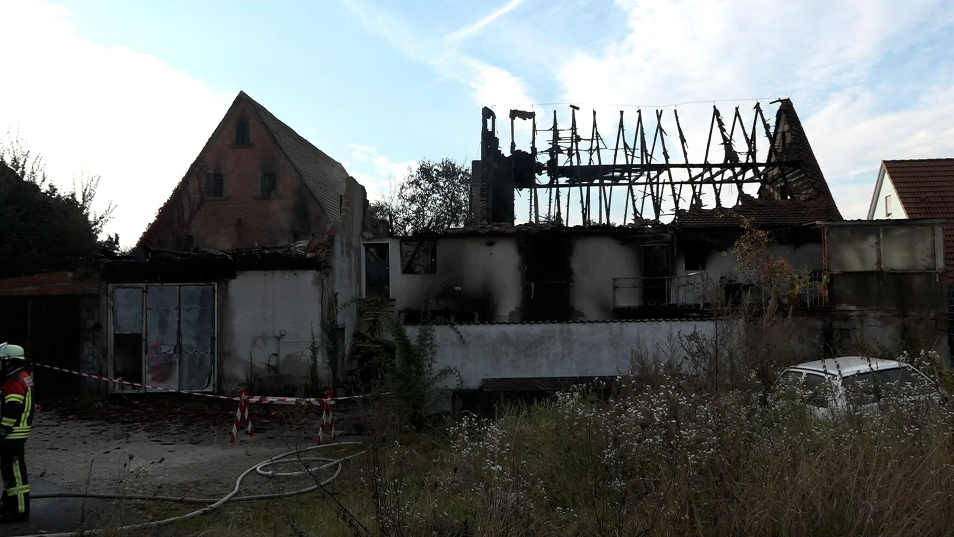 Das Haus sowie umliegende Gebäude des Grundstücks sind komplett ausgebrannt.