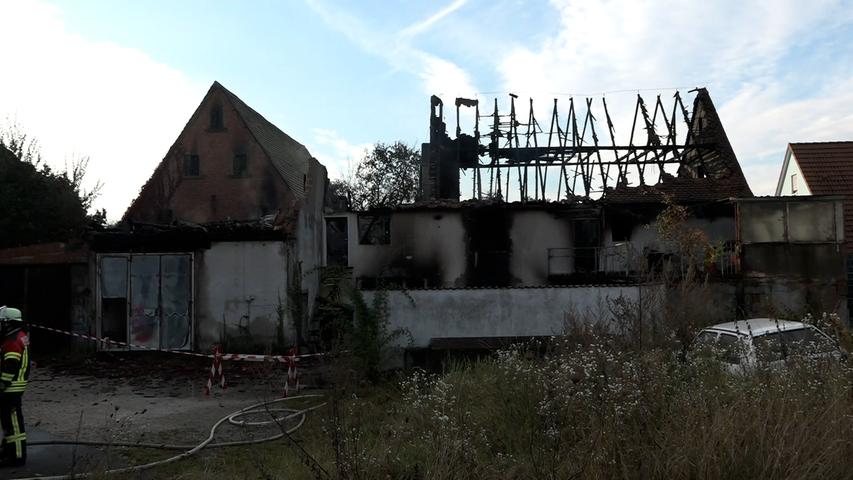 Das Haus sowie umliegende Gebäude des Grundstücks sind komplett ausgebrannt.
