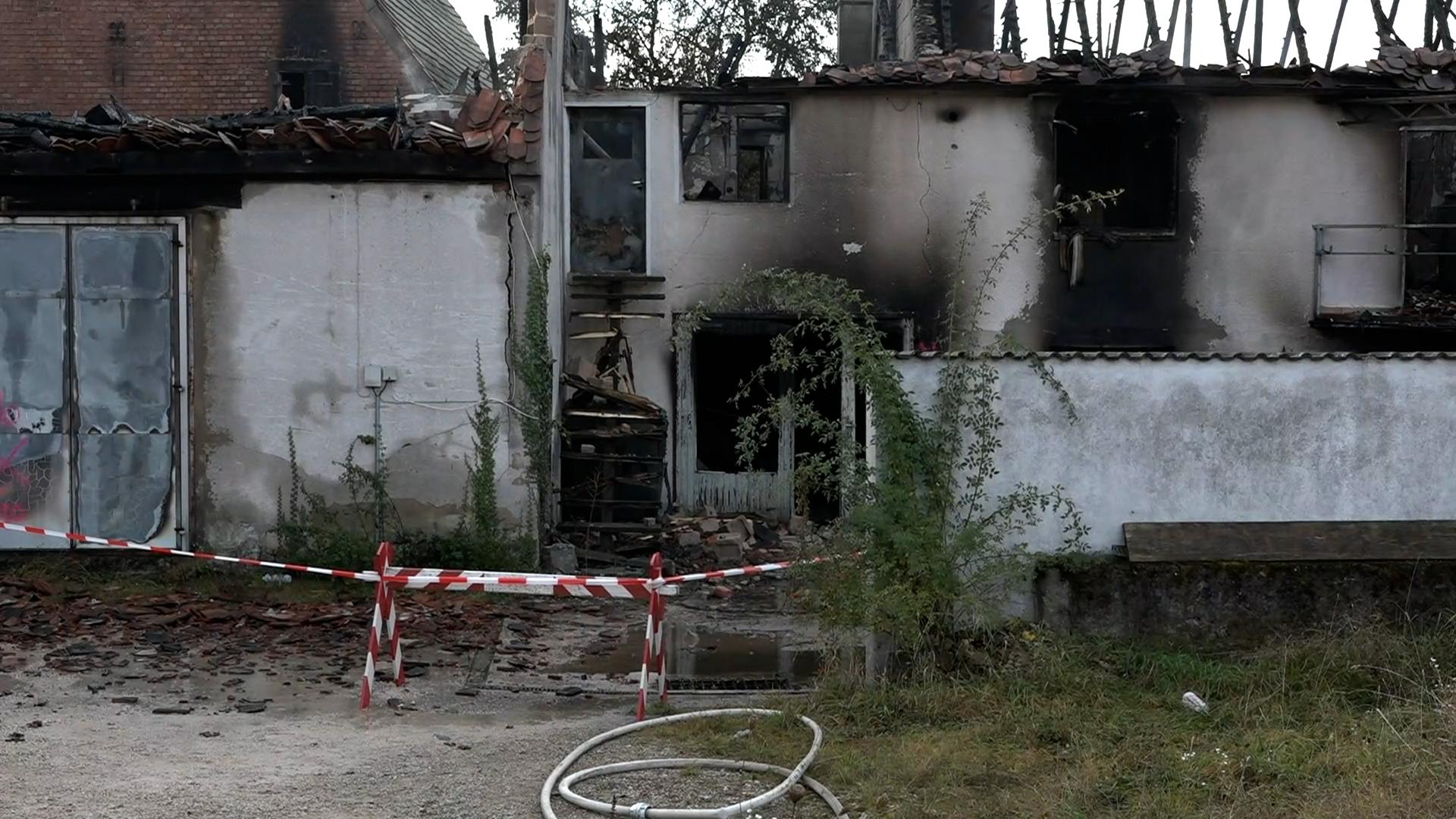 Auch anliegende Garagen und Werksstätten sind bei dem Brand zerstört worden. 