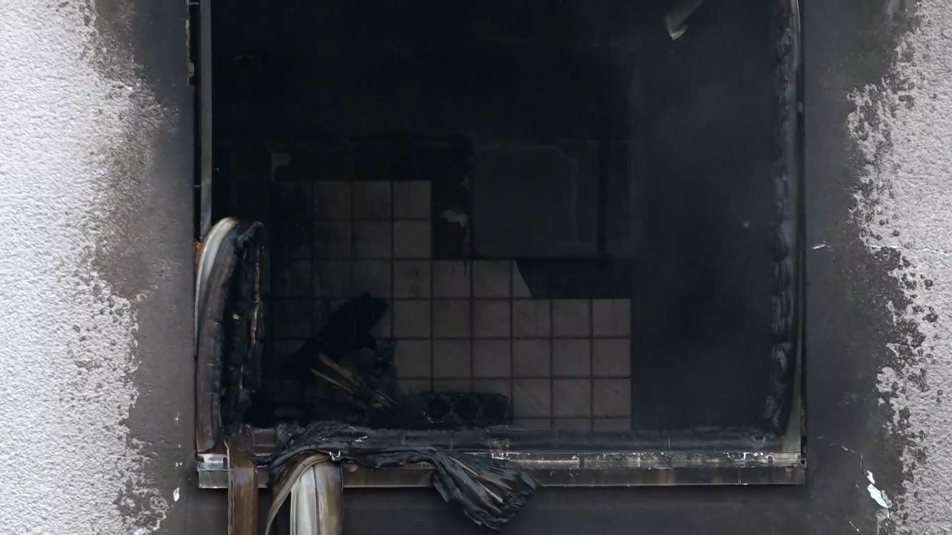 Das Haus und weitere Gebäude auf dem Grundstück seien komplett den Flammen zum Opfer gefallen, wie die Polizei mitteilte. 