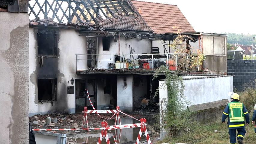 Die Polizei vermutet, dass der Besitzer des Hauses das Feuer absichtlich gelegt haben könnte, da eine Zwangsräumung des Anwesens bevorstand. Die Polizei sucht derzeit nach dem 73-Jährigen. 
