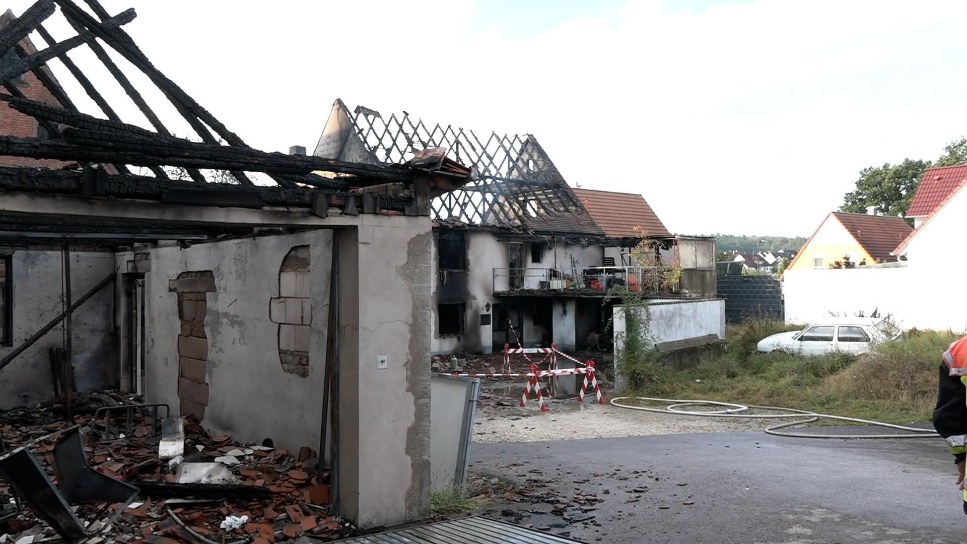 Der 73-jährige Bewohner soll "deutlich wahrnehmbare Tätigkeiten" in und am Gebäude durchgeführt haben. Nachbarn verständigten daraufhin gegen 1.30 Uhr die Polizei. Kurz darauf war Rauch aus dem betroffenen Haus aufgestiegen. Der Schaden liegt schätzungsweise im sechsstelligen Bereich, so die Polizei. 