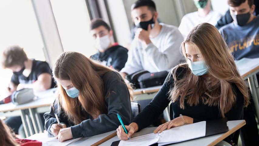 Söder: Maskenpflicht im Schulunterricht in Bayern wird aufgehoben