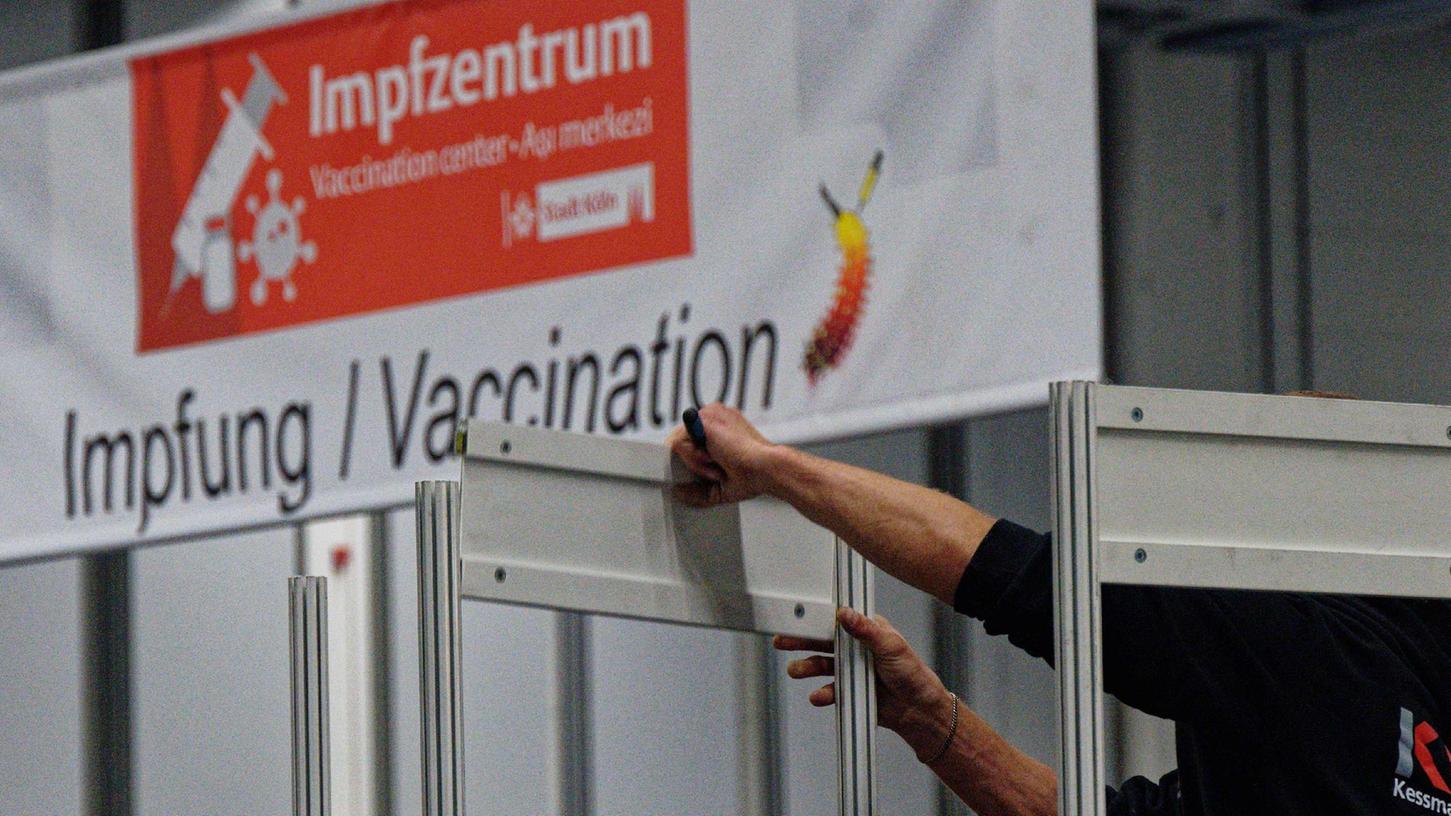 Die Impfzentren werden in Bayern - wie auch hier in Köln - weitgehend geschlossen. Pro Landkreis bzw. kreisfreie Stadt soll nur noch maximal ein Impfzentrum erhalten bleiben und vereinzelt Impfsprechstunden anbieten.