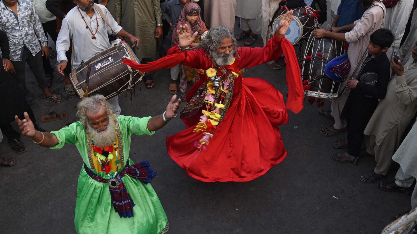 Inspiriert von ihren religiösen Traditionen und bewegt von Musik: Sufis beim Tanz im pakistanischen Lahore.
Inspiriert von ihren religiösen Traditionen und bewegt von Musik: Sufis beim Tanz im pakistanischen Lahore.
