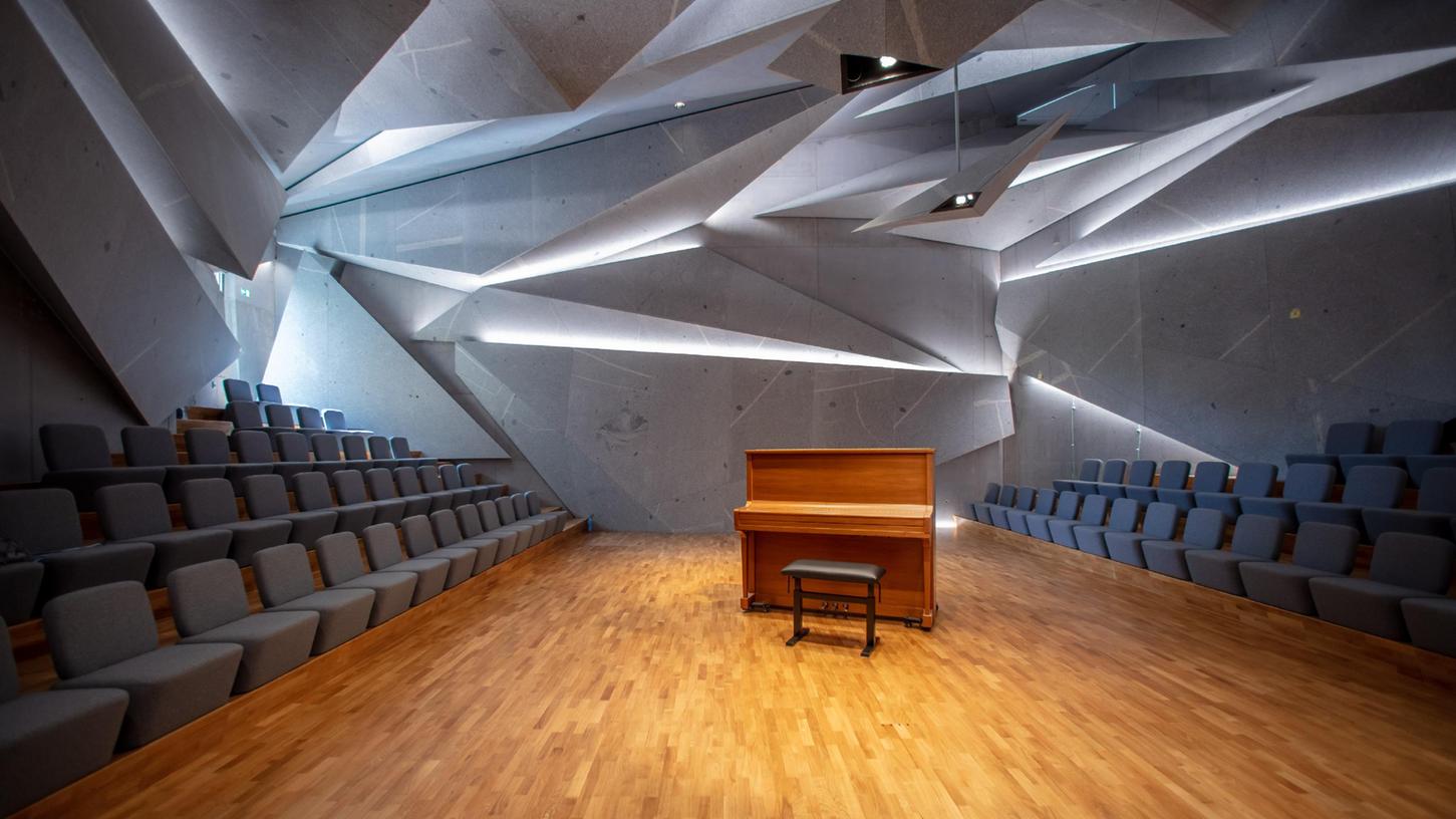Ein Blick in den neuen unterirdischen Konzertsaal mit den schweren Granitspitzen an Wand und Decke.