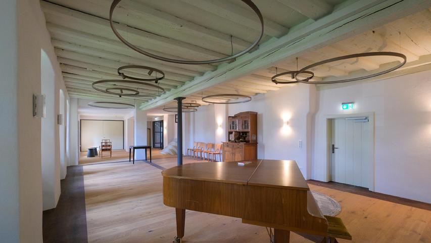 Der Gemeindesaal wirkt durch seine spärliche Möblierung. Dadurch kommt der Raum besser zur Geltung.