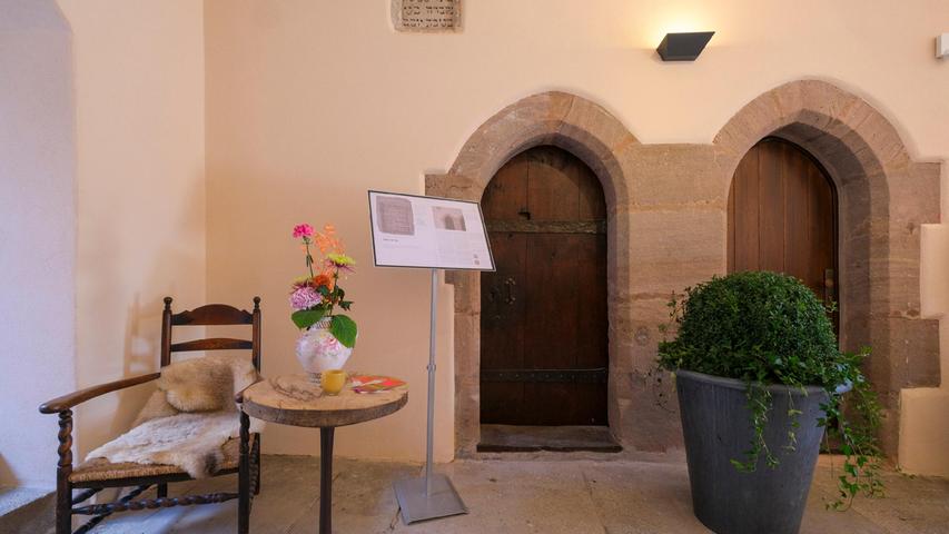 Hinter der linken Tür mit hebräischem Segen verbirgt sich in der Eingangshalle ein Ausstellungsraum zur jüdischen Geschichte, der allerdings noch nicht fertig ist.