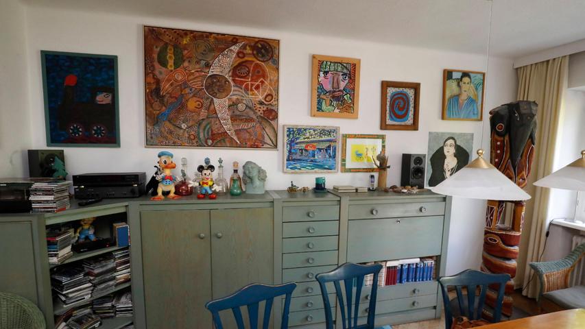 Bunt geht es zu im Hause Kusz: Zwischen (viel fränkische) Kunst mischen sich auch Donald Duck und Micky Maus.