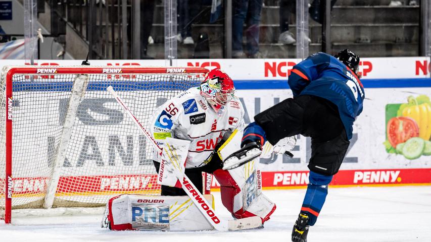 Er schießt. Er trifft. In der Mannschaft der Ice Tigers fällt der US-Amerikaner durch seine Unbekümmertheit vor dem Tor auf. Er schießt. Er trifft. In der Mannschaft der Ice Tigers fällt der US-Amerikaner durch seine Unbekümmertheit vor dem Tor auf.