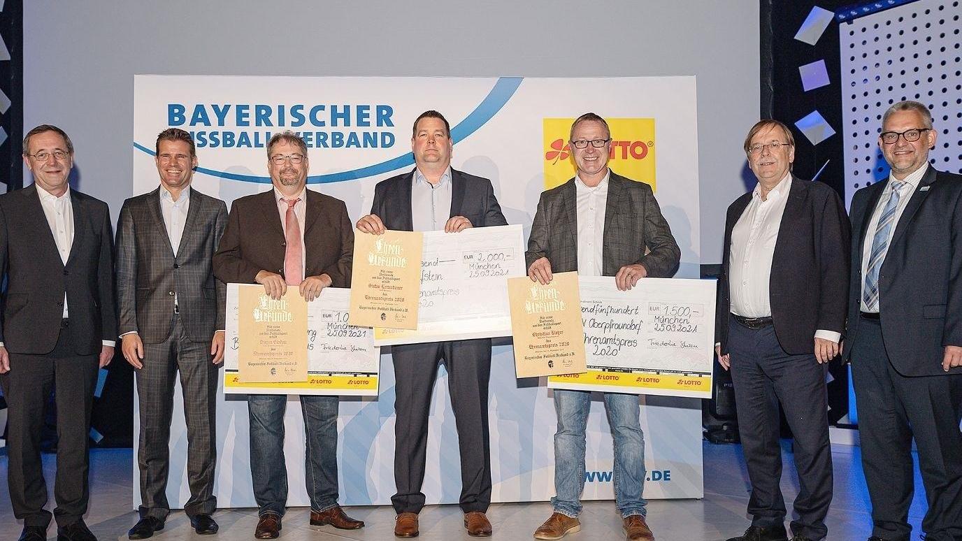 Ein Wolfsteiner im Mittelpunkt der BFV-Ehrenamts-Gala (von links): Josef Müller von Lotto Bayern, Fifa-Schiedsrichter und Ehrengast Felix Brych, Drazen Cindric (TuS Alztal), Stefan Lettenbauer, Christian Bleyer (DJK-SV Oberpfraundorf), BFV-Präsident Rainer Koch und BFV-Verbands-Ehrenamtsreferent Stefan Merkel.  