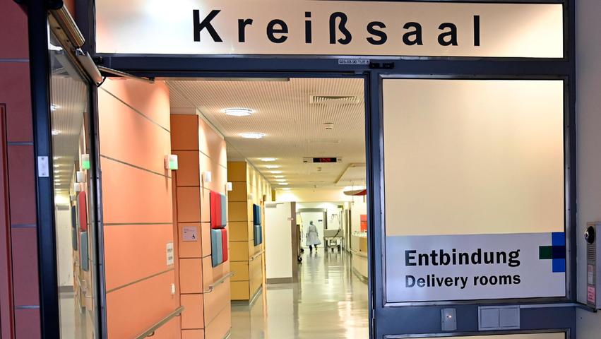 Hier kommen Frauen an, deren Entbindung bevorsteht: Der Eingang zum Kreißsaal der Geburtshilfe am Uniklinikum Erlangen. 
