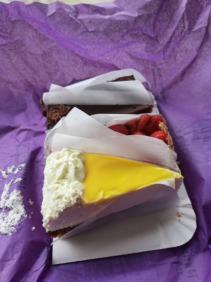 Serviervorschlag zum Tag der Deutschen Einheit: Tortenstücke in den Farben der Nationalflagge. Dazu vielleicht ein Piccolo Serviervorschlag zum Tag der Deutschen Einheit: Tortenstücke in den Farben der Nationalflagge. Dazu vielleicht ein Piccolo