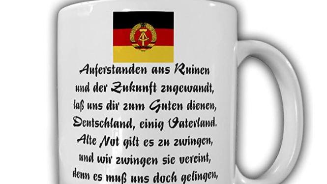 Diese Tasse mit dem Text der alten DDR-Hymne "Auferstanden aus Ruinen" ist nach derzeitigem Forschungsstand bisher in keiner einzigen "Tatort"-Folge verwendet worden.