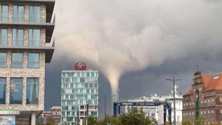 Der Tornado bildete sich am frühen Mittwochabend über Kiel, zuvor waren Unwetter angekündigt worden.