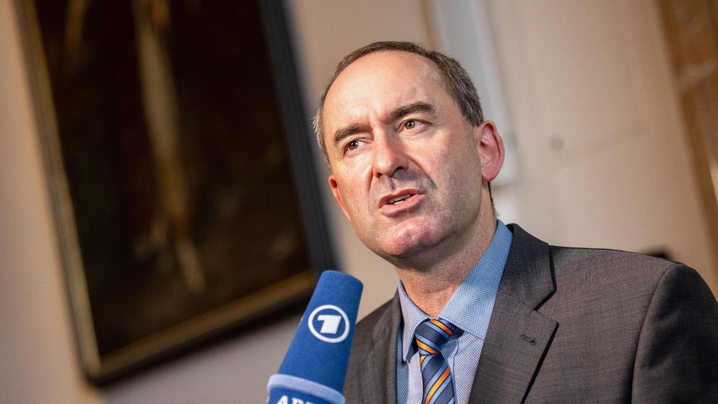 Aiwanger hatte am Nachmittag des Wahltags Umfragezahlen über Twitter gepostet, die jedoch nur wenige Minuten auf seinem Account zu sehen waren.
Aiwanger hatte am Nachmittag des Wahltags Umfragezahlen über Twitter gepostet, die jedoch nur wenige Minuten auf seinem Account zu sehen waren.