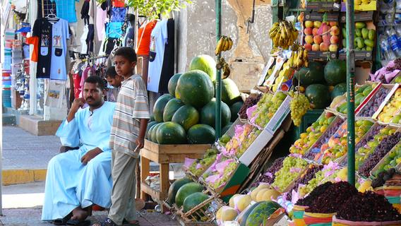 Eigentlich ein Mittelstreckenziel, aber im Winter schön warm: Hier ein Markt in der Ferienhochburg Hurghada, in der man durchaus auch authentisches ägyptisches Leben sehen kann. Das Land lässt Ausländer wieder herein.