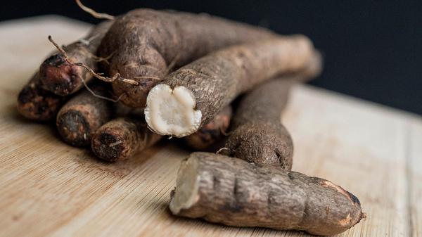 Schwarzwurzeln sind kalorienarm, aber reich an Vitaminen und Mineralstoffen wie Vitamin E, Kalium, Kalzium, Magnesium und Eisen. Bemerkenswert ist der hohe Ballaststoffanteil. Das Wintergemüse hat einen mild würzigen und leicht nussigen Geschmack.
