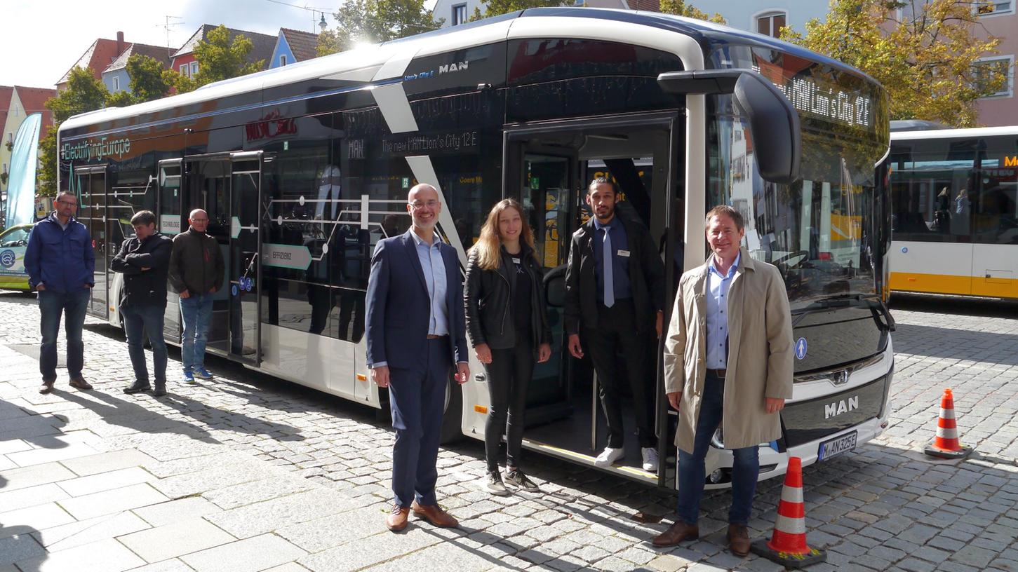  Die Stadtwerke Neumarkt und MAN stellten am Oberen Markt einen der Elektrobusse vor, wie ab 2023 peu à peu die alten Dieselfahrzeuge ersetzen werden.
