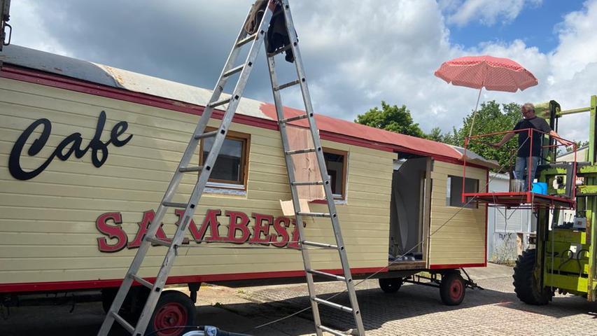 Das Café des Circus Sambesi erhält den letzten Schliff. Das Café des Circus Sambesi erhält den letzten Schliff.