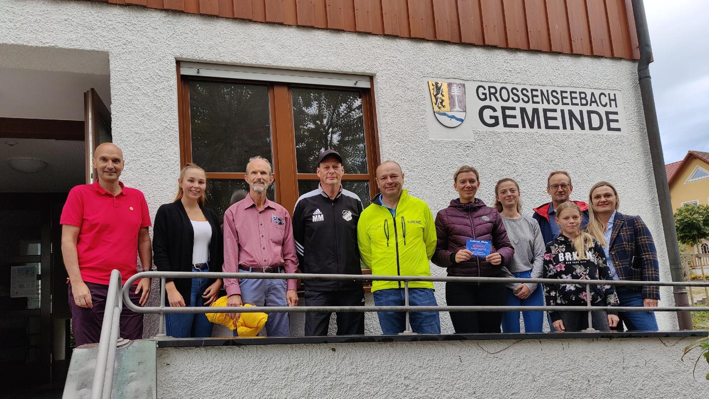 Bürgermeister Jürgen Jäkel (l.) schwor sie bereits auf eine Teilnahme im nächsten Jahr ein. Den 1. Platz der Einzelwertung holte Karlheinz Schockel (5.v.l., 1.033 km), gefolgt von Thorolf Haupt (3.v.l., 765 km) und Manfred Müller (4. v.l., 488 km ). Rechts im Bild die „Pferdefreunde Großenseebach“ (1. Platz Teamwertung) mit Team-Chefin Daniela Vogel (6. v.l.) und dem 2. Bür germeister Rudolf Riedel (3.v.r.).