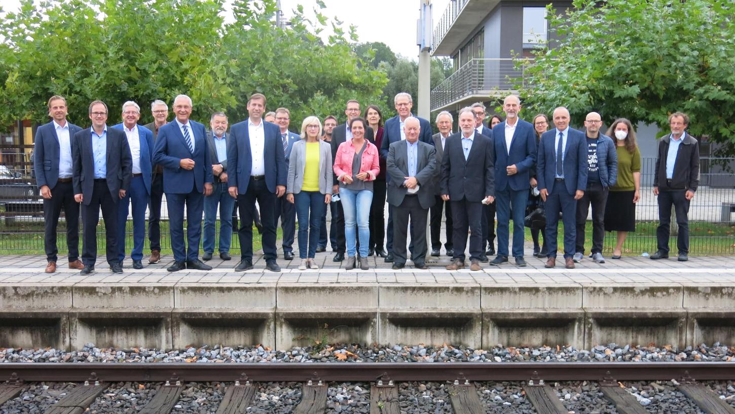 Per Schiene von Erlangen ins Oberland: Innenminister Joachim Herrmann (Fünfter von links) sagte den Vertretern von Libos seine volle Unterstützung zu.