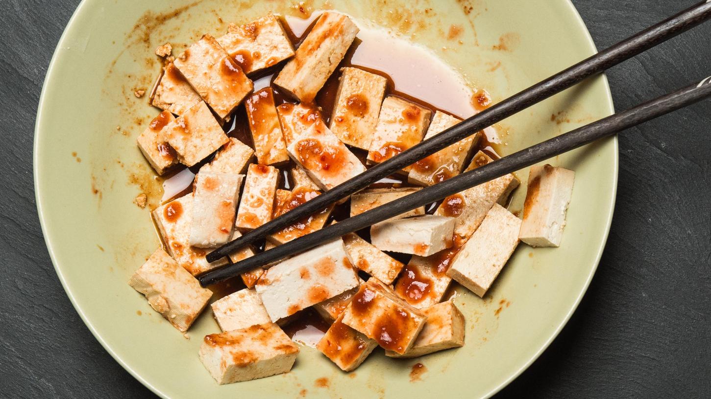 In einer selbst gemischten Marinade bekommt Naturtofu eine würzige Note.
In einer selbst gemischten Marinade bekommt Naturtofu eine würzige Note.