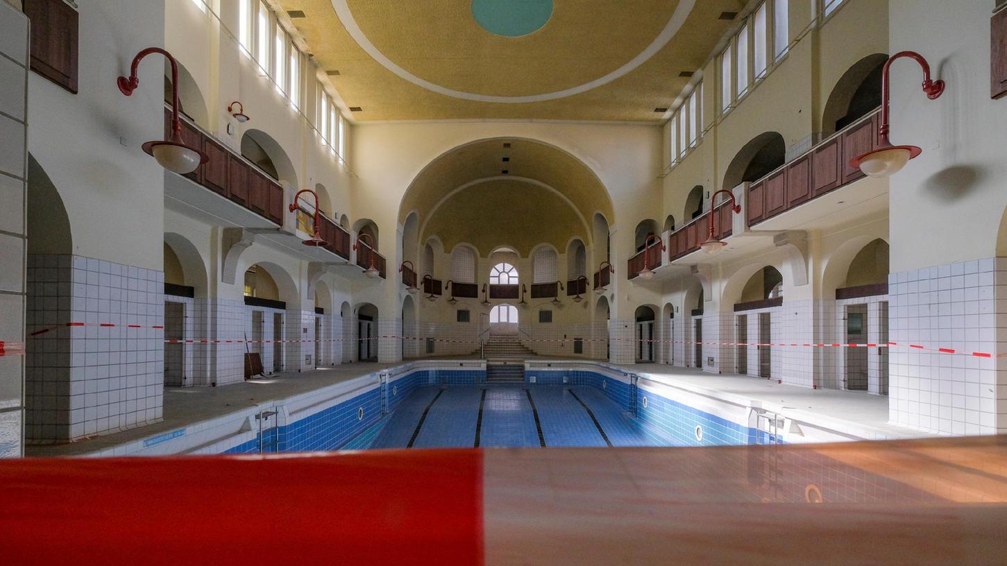 Das rot-weiße Absperrband signalisiert: das Schwimmbecken ist gesperrt. Übrigens schon seit 1994. Das rot-weiße Absperrband signalisiert: das Schwimmbecken ist gesperrt. Übrigens schon seit 1994.