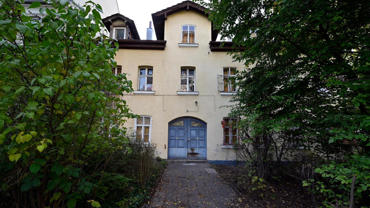Das Anwesen Bismarckstraße 4, schräg gegenüber der PhilFak, steht seit Jahren leer und verfällt zunehmend. Eigner FAU stellt bisher keine Pläne zur Nutzung vor. Wird aus dem Gebäude eine Synagoge?
Das Anwesen Bismarckstraße 4, schräg gegenüber der PhilFak, steht seit Jahren leer und verfällt zunehmend. Eigner FAU stellt bisher keine Pläne zur Nutzung vor. Wird aus dem Gebäude eine Synagoge?