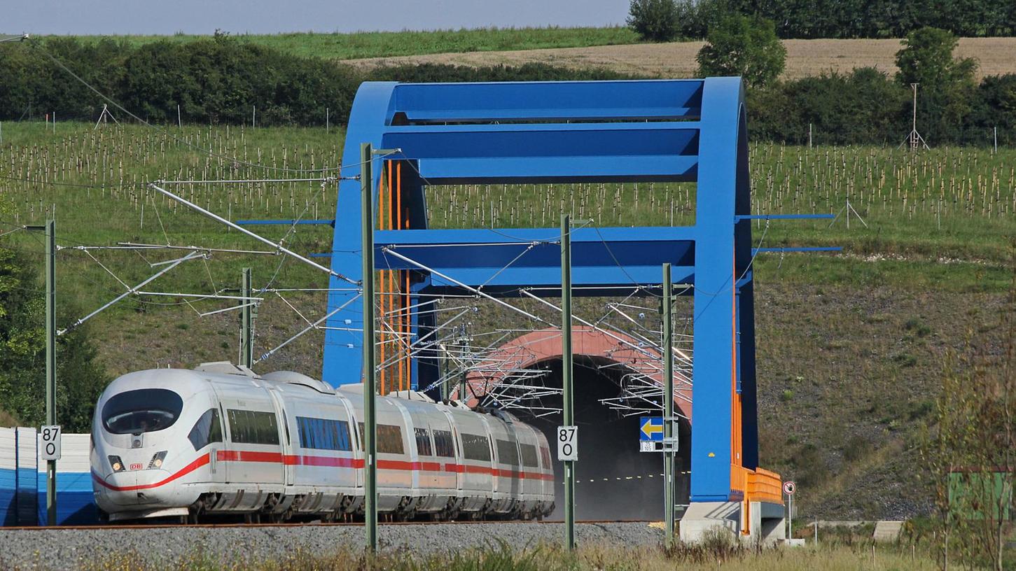 Seit Ende 2017 in Betrieb, aber noch längst nicht fertiggestellt: Die Bahn-Schnellstrecke Nürnberg - Berlin, auf der die ICE - wie hier am Tunnel Eierberge in Thüringen - mit bis zu 300 Kilometern pro Stunde fahren. 