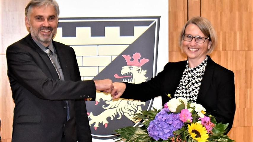 Bürgermeister Peter Bergler gratulierte der neuen Bundestagsabgeordneten Susanne Hierl zum Wahlsieg.
