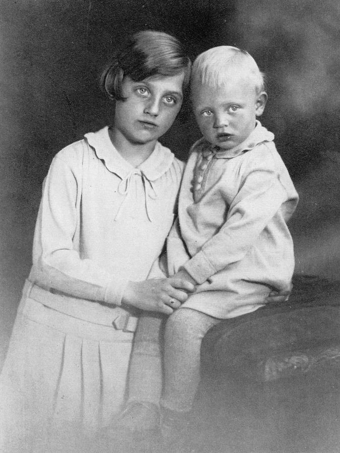 Die eigenen Kinderfotos sind 1945 verbrannt, zwei Bilder gibt es noch: Herta Raab als kleines Mädchen und mit ihrer jüngeren Schwester.
Die eigenen Kinderfotos sind 1945 verbrannt, zwei Bilder gibt es noch: Herta Raab als kleines Mädchen und mit ihrer jüngeren Schwester.
