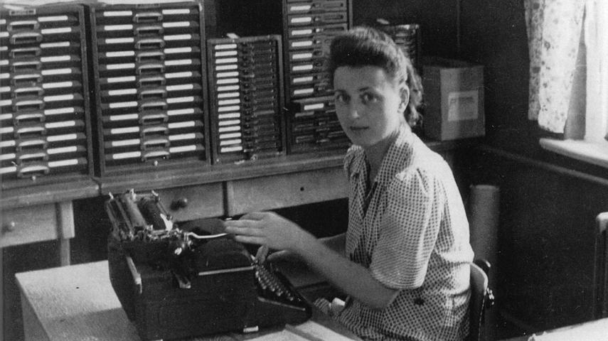 Herta Raab an ihrem Arbeitsplatz im Signal Office in der William-O.-Darby-Kaserne in Fürth.
Herta Raab an ihrem Arbeitsplatz im Signal Office in der William-O.-Darby-Kaserne in Fürth.
