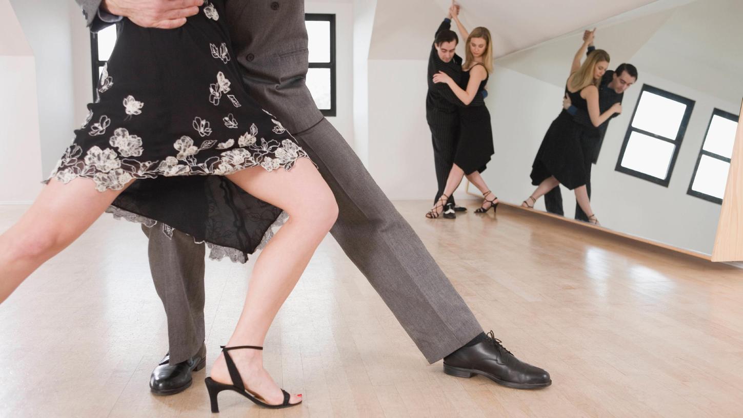 Menschen, die im Beruf eine Leitungsposition haben und in ihrer Freizeit Tango Argentino tanzen, profitieren sehr davon.
Menschen, die im Beruf eine Leitungsposition haben und in ihrer Freizeit Tango Argentino tanzen, profitieren sehr davon.
