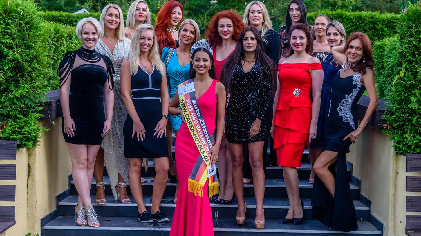 Keine Konkurrentinnen: Leila Kraus (19) aus Fürth (vorne) tritt als "Miss Bayern" an, um "Miss Deutschland" zu werden. Hier zu sehen mit einem Teil der  - älteren - Kandidatinnen der "Mrs. Deutschland"-Wahl.