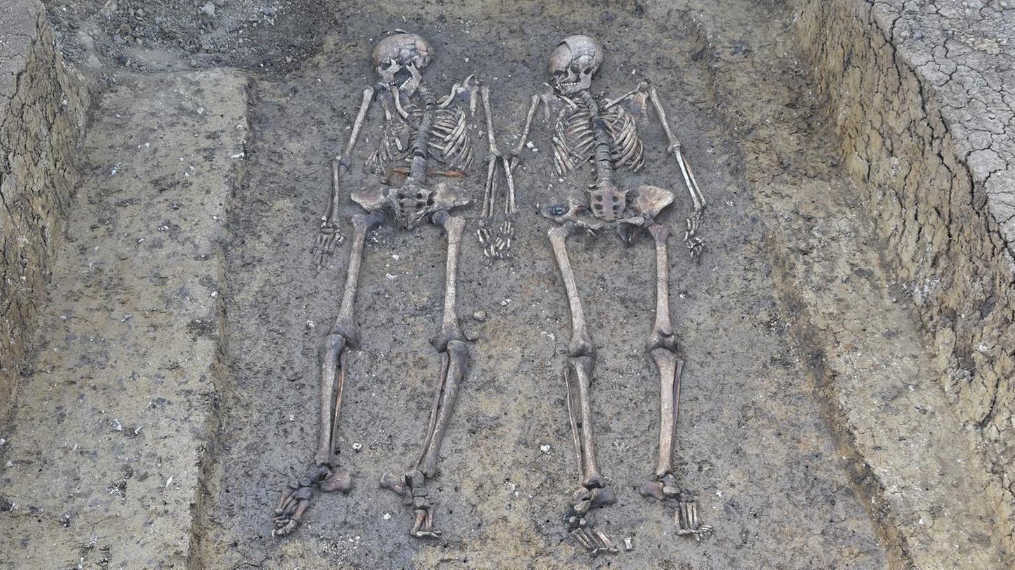 Bei Ausgrabungen in Nordschwaben haben Archäologen ein etwa 1500 Jahre altes Grab mit einem händchenhaltenden Paar entdeckt.