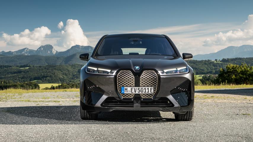Diskussionswürdig: Die überdimensionierte BMW-Niere im Gesicht des Elektro-SUVs. Sie dient auch als "Intelligenzfläche" mit integrierter Kamera- und Radartechnik.