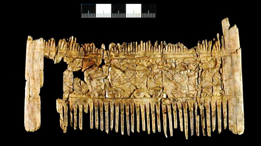 Im Nördlinger Ries haben Archäologen diesen beidseitig mit Tierszenen verzierten Elfenbeinkamm in einer Art frühmittelalterlichem Kulturbeutel gefunden.