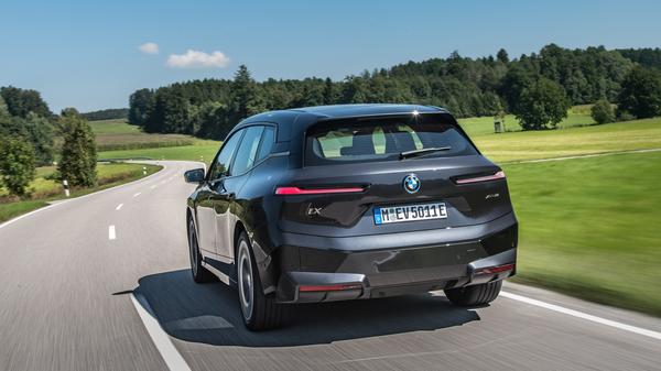 Den iX gibt es in zwei Versionen, jeweils mit einem Elektromotor an Vorder- und Hinterachse, wodurch sich elektrischer Allradantrieb ergibt.