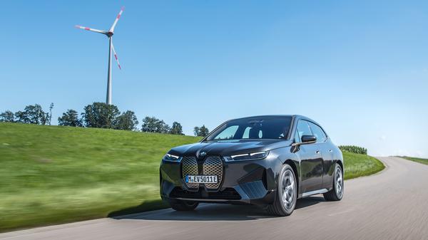 Der iX xDrive40 kombiniert 190 kW/258 PS vorn und 200 kW/272 PS hinten zu einer Systemleistung von 240 kW/326 PS und einem Drehmoment von 630 Newtonmetern. Ein Akku mit 71 kWh nutzbarer Kapazität steht für 425 Kilometer Maximal-Reichweite.