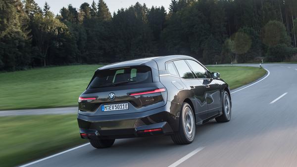 Beim iX xDrive50 wiederum addieren sich 190 kW/258 PS und 230 kW/313 PS zu 385 kW/523 PS, das Systemdrehmoment beträgt üppige 765 Newtonmeter. Eine Akkuladung (105,2 kWh) reicht für bis zu 630 Kilometer.