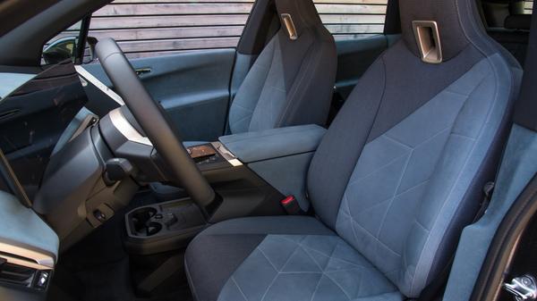 Im Innenraum ist FSC-zertifiziertes Holz verbaut, Leder gibt es nach wie vor, es sei mit Olivenbaumblätter-Extrakt gegerbt, sagt BMW. Wer keine Tierhaut mag, bekommt eine Kombination aus Textil- und Mikrofaserstoffen.