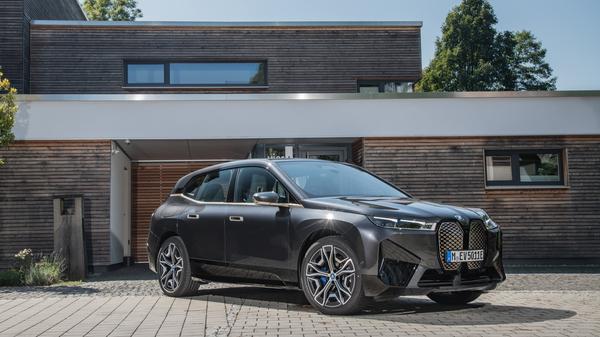Für den iX xDrive40 werden mindestens 77.300 Euro aufgerufen, für den iX xDrive50 ab 98.000 Euro.