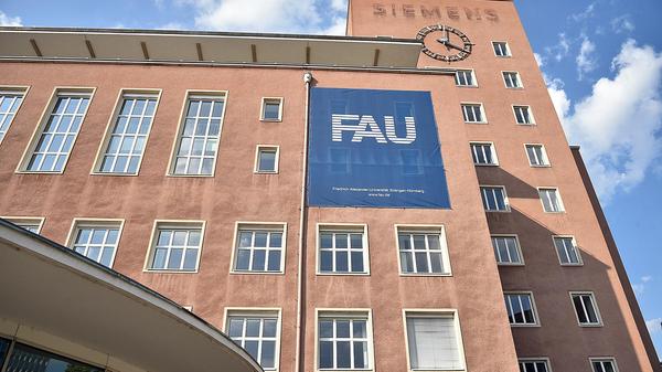 Der „Himbeerpalast“ wird zum neuen Geisteswissenschaftlichen Zentrum Erlangens - und der Innenhof soll sich für die Bürger öffnen. Zuvor erfolgt ein Umbau, um den Lehr- und Forschungsbetrieb sowie die Bibliotheksbestände für mindestens 7000 Studenten und 1000 Mitarbeiter der Philosophischen Fakultät und des Fachbereichs Theologie unterzubringen.